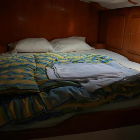 On Y Va , Delightful 3 Bedroom Catarmaran, With Skipper بوتيل
