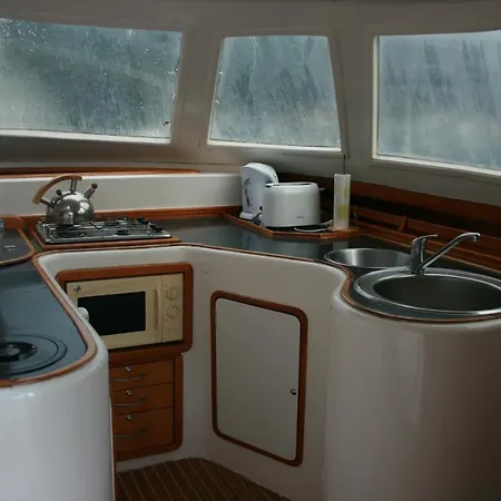 On Y Va , Delightful 3 Bedroom Catarmaran, With Skipper * مرمريس