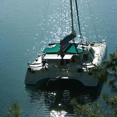 بوتيل On Y Va , Delightful 3 Bedroom Catarmaran, With Skipper مرمريس