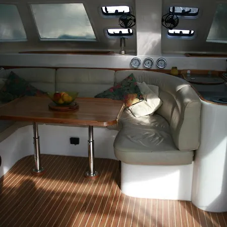 On Y Va , Delightful 3 Bedroom Catarmaran, With Skipper * مرمريس