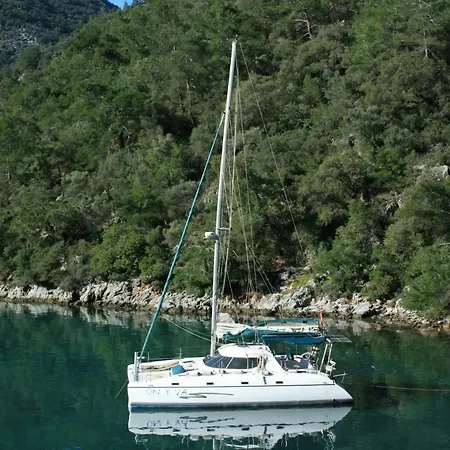 On Y Va , Delightful 3 Bedroom Catarmaran, With Skipper *