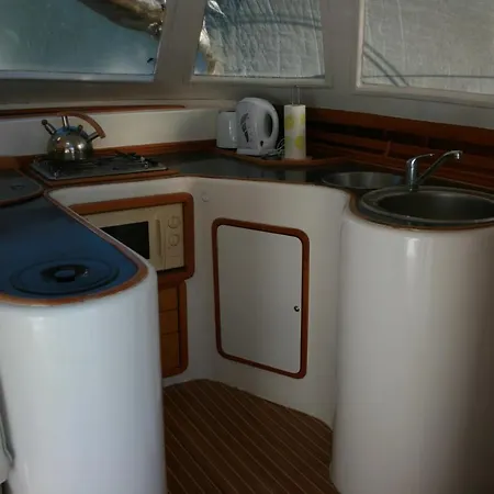 On Y Va , Delightful 3 Bedroom Catarmaran, With Skipper Marmaris