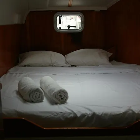 船屋 On Y Va , Delightful 3 Bedroom Catarmaran, With Skipper *