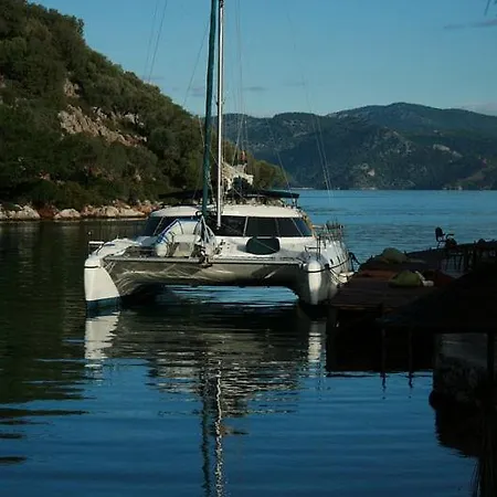 On Y Va , Delightful 3 Bedroom Catarmaran, With Skipper 马尔马里斯