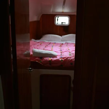 船屋 On Y Va , Delightful 3 Bedroom Catarmaran, With Skipper 马尔马里斯