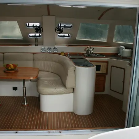 On Y Va , Delightful 3 Bedroom Catarmaran, With Skipper 船屋 马尔马里斯