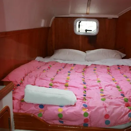 船屋 On Y Va , Delightful 3 Bedroom Catarmaran, With Skipper 马尔马里斯